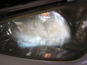 トヨタアルテッツァのヘッドライトクラック除去前の状態